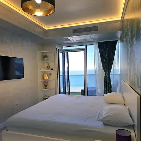 Edyson White Titanic By Endless Summer - Premium Sea View Apartment