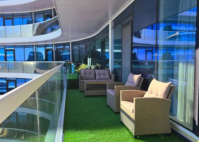 Edyson White Titanic By Endless Summer - Premium Sea View Apartment