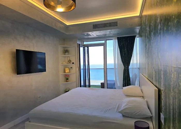 Edyson White Titanic By Endless Summer - Premium Sea View Apartment